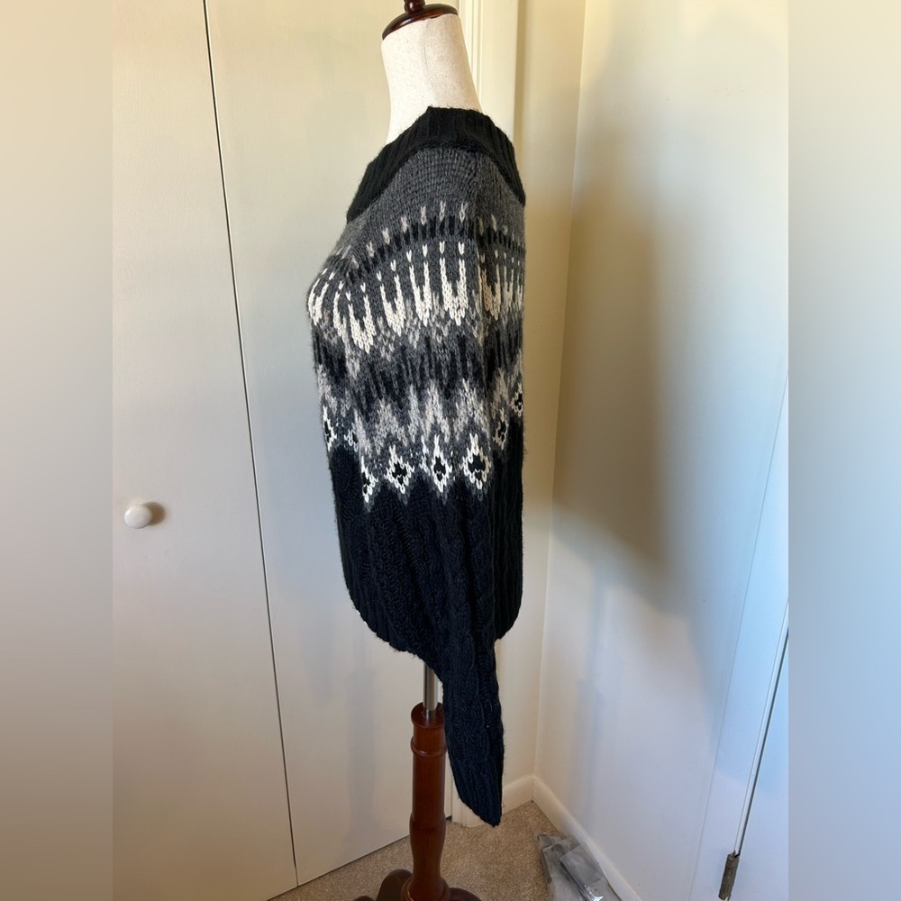 EVEREVE NWOT Black and Gray Off the Shoulder Scandi Sweater SZ M Cute & Cozy!! - Picture 3 of 6